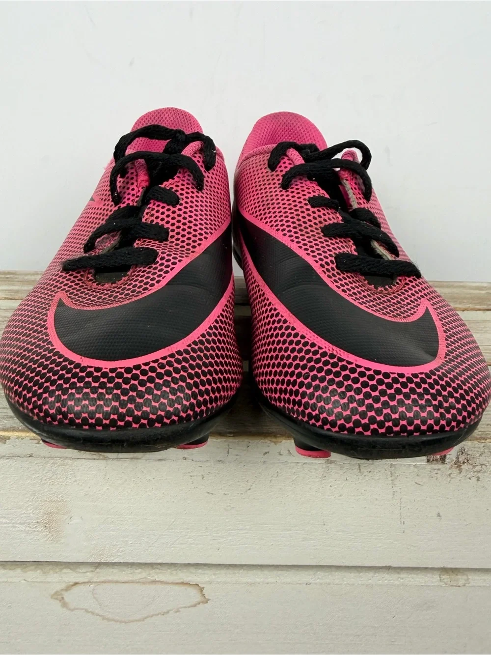 Nike Kids' Jr. Bravata I! FG soccer cleats with a synthetic textured upper 13C